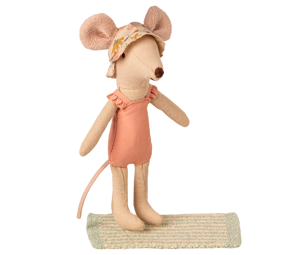 Beach set for big sister mouse