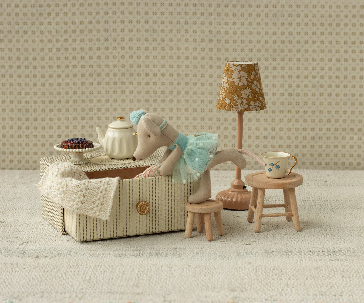 Dance mouse in daybed, Little sister