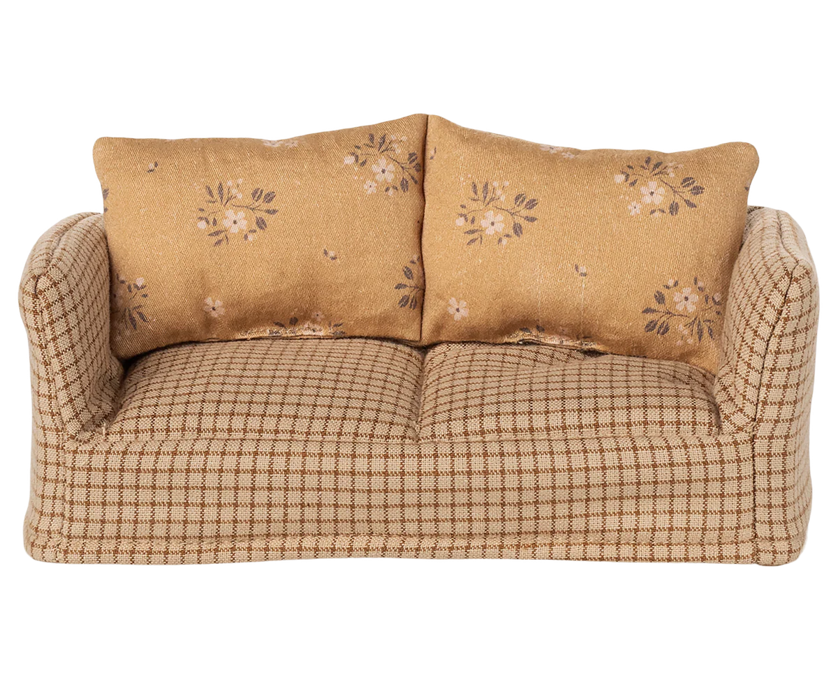 Couch, Mouse - Mable