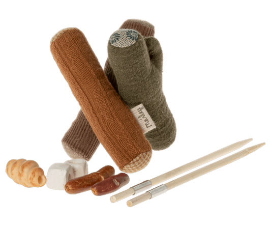 Maileg Logs bonfire camping set with sausages, marshmallows and croissant. | Dollhouse Miniatures