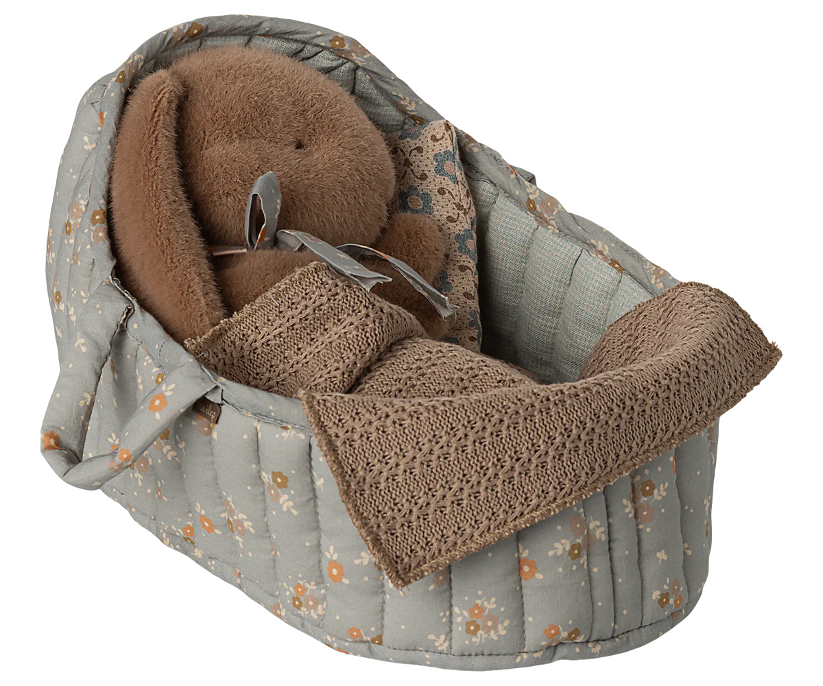 Baby car seat cover with brown plush toys and blanket on a white background | Maileg UK