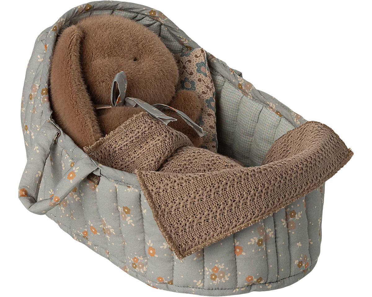 Baby car seat cover with brown plush toys and blanket on a white background | Maileg UK