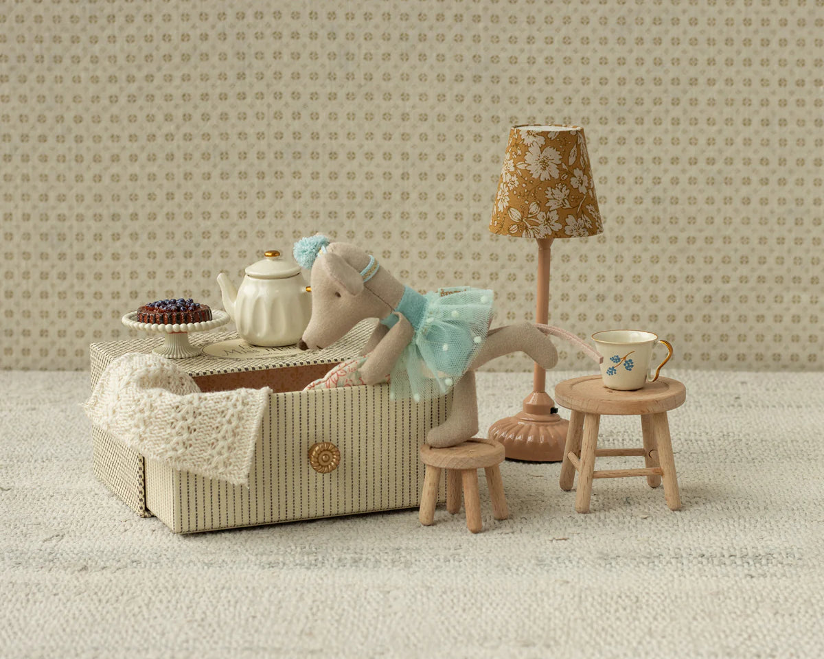 Dance mouse in daybed, Little sister