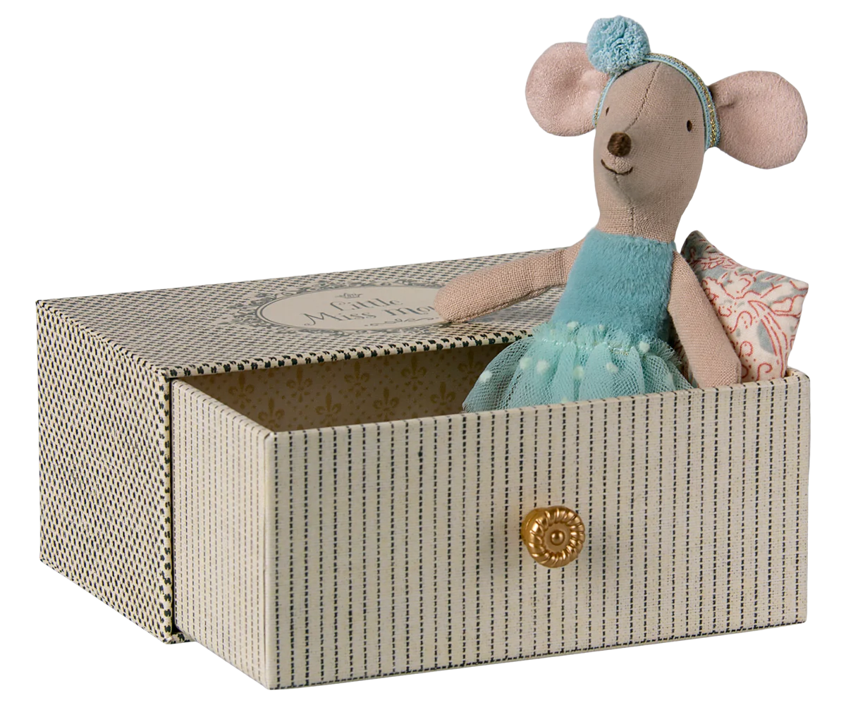 Dance mouse in daybed, Little sister
