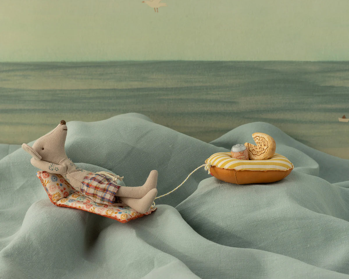 Beach mouse with air mattress, Dad - Flower