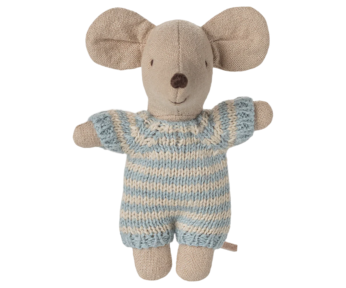 Stuffed toy mouse in a knitted outfit on a white background