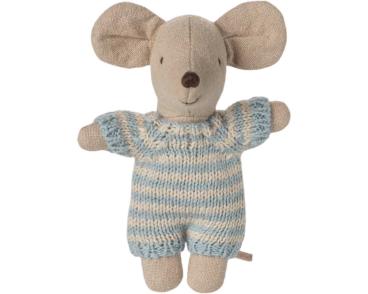 Stuffed toy mouse in a knitted outfit on a white background