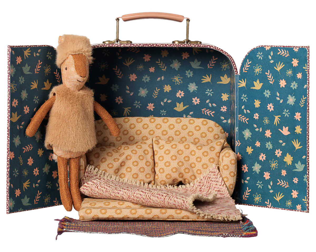 Reindeer in suitcase, Little sister