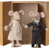 Wedding mice couple in box, Mum and Dad