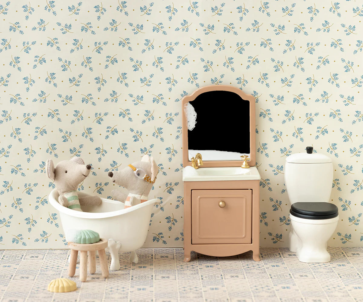 Mouse babies in the bath in a mouse size bathroom | Maileg UK