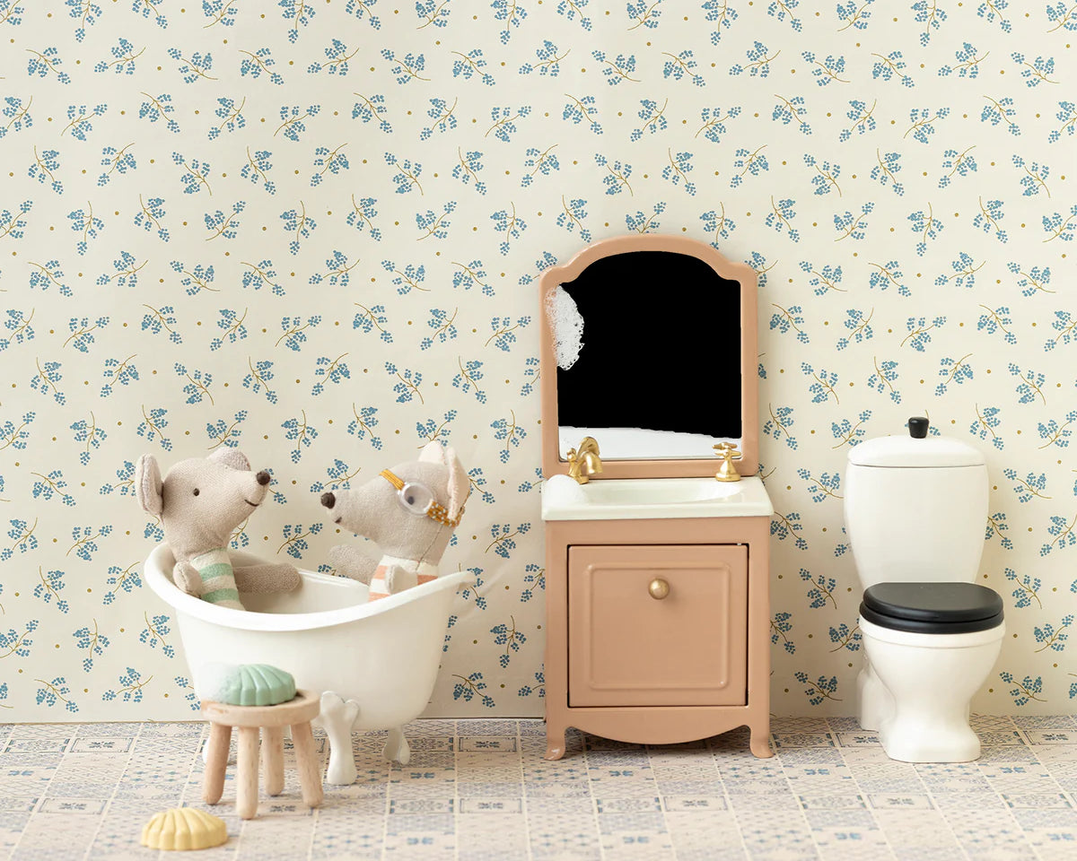 Mouse babies in the bath in a mouse size bathroom | Maileg UK