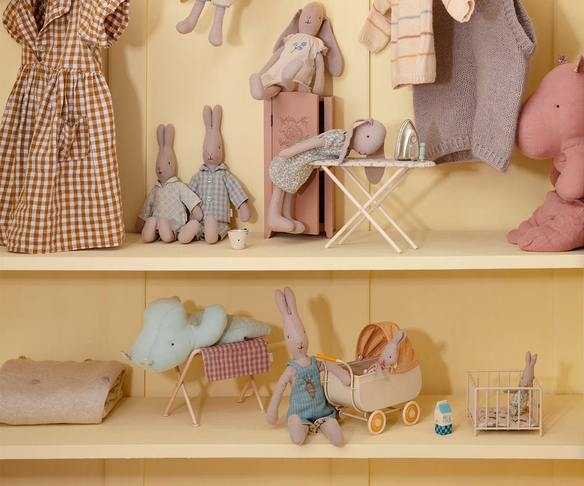 Maileg Shelf with Rabbits and Bunnies | Maileg UK